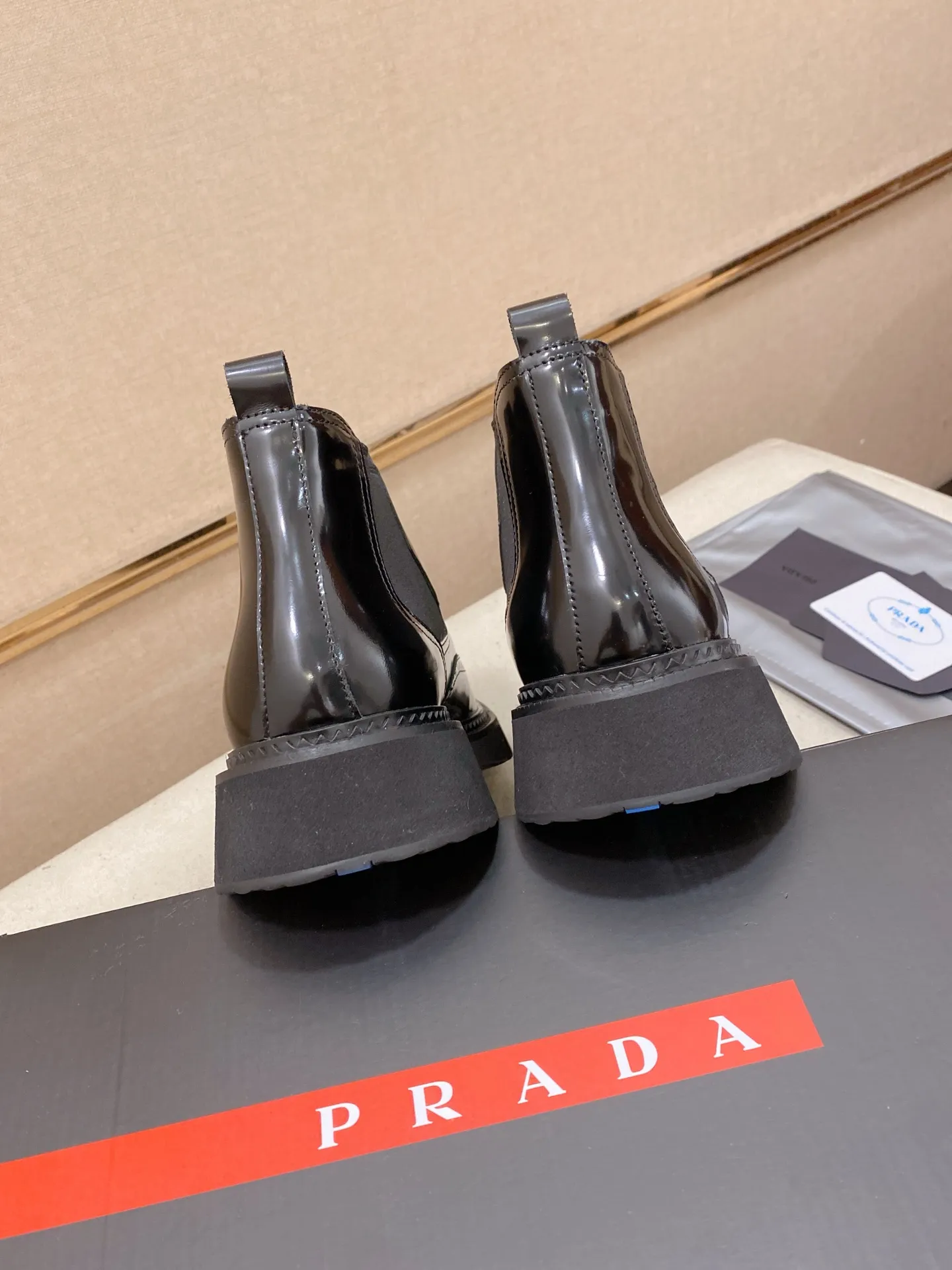 Factory price 760💰 Leather lining optional! 🍁🍁High-quality new PRADA counters are launched at the same time. The new men's shoes and 😘fabric are selected from imported lacquered first-layer cowhide and imported cowhide lining. 👍🏿 High-end ☄️ air-cushion molded anti-slip rubber outsole, exquisite lines, simple and elegant, comfortable and high-end for leisure travel. Code number: 38 to 45